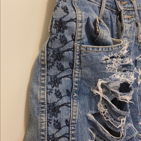 LIKE NEW HIGH WAISTED DETAILED JEAN SHORTS - Picture 3 of 6